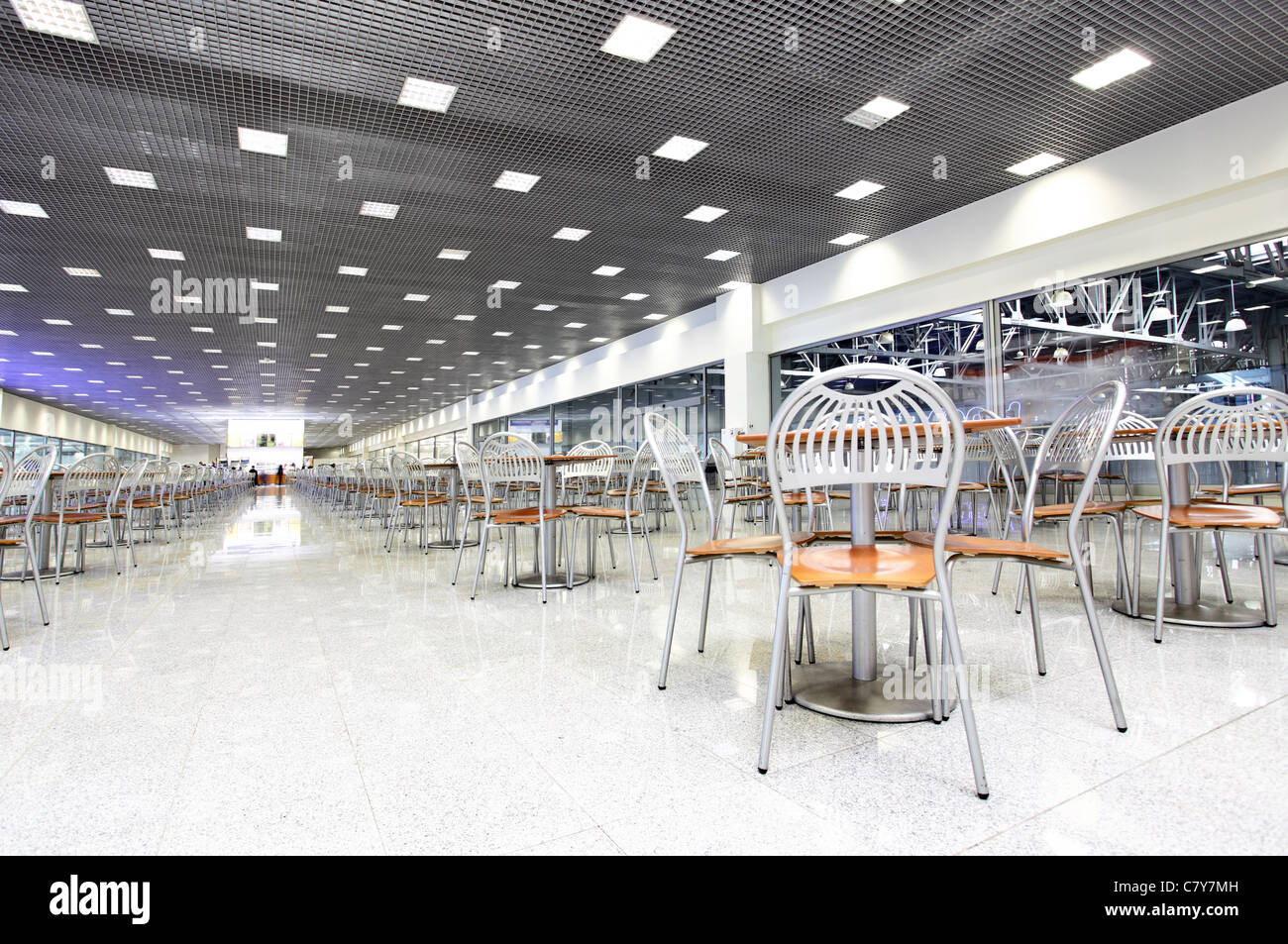 Intérieur de grand café avec de nombreuses tables Banque D'Images
