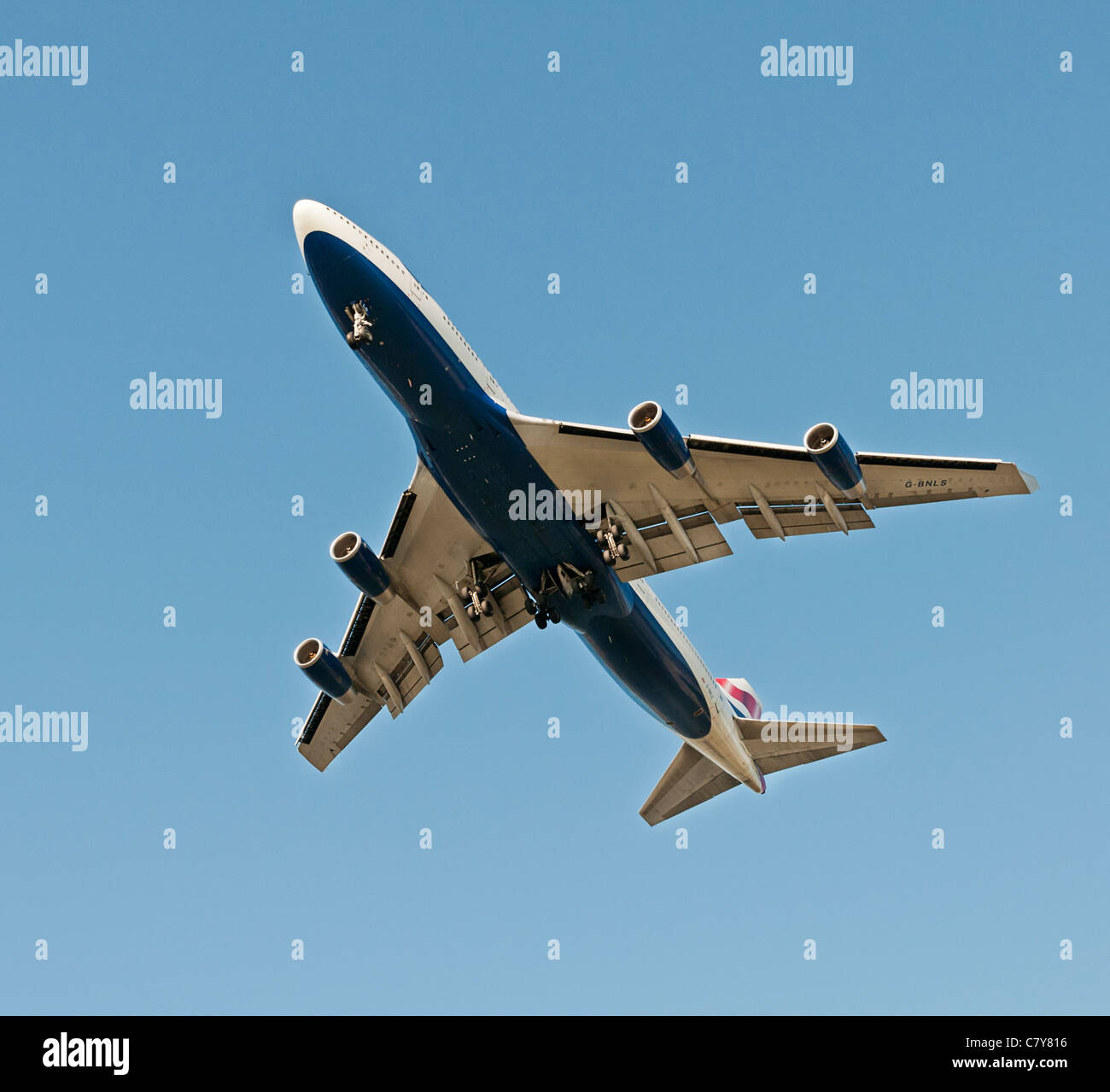 Un Boeing 747-400 de British Airways avion de ligne près du sol car elle permet une approche d'atterrissage à un aéroport. Banque D'Images