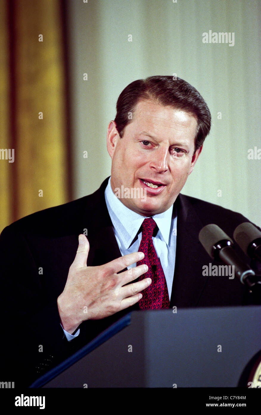 Le vice-président Al Gore lors d'un événement dans l'East Room de la Maison Blanche le 13 janvier 1999 Banque D'Images