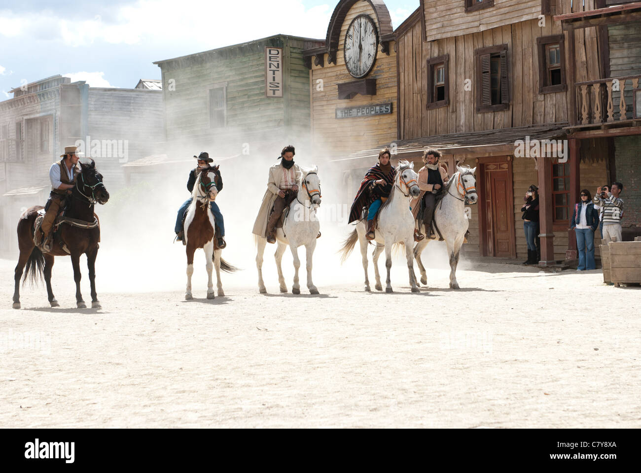Le Posse ride en ville dans un village construit comme un ensemble pour Sergio Leones weserts spaghetti dans le désert de Tabernas, Espagne Banque D'Images