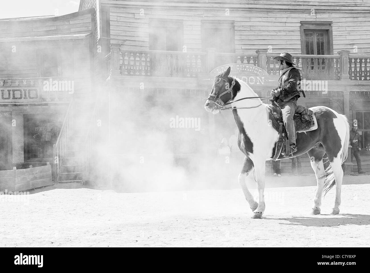 Un acteur portant l'ouest sauvage à la vie dans l'un des ensembles construits pour Sergio Leones westerns spaghetti dans le désert espagnol Banque D'Images