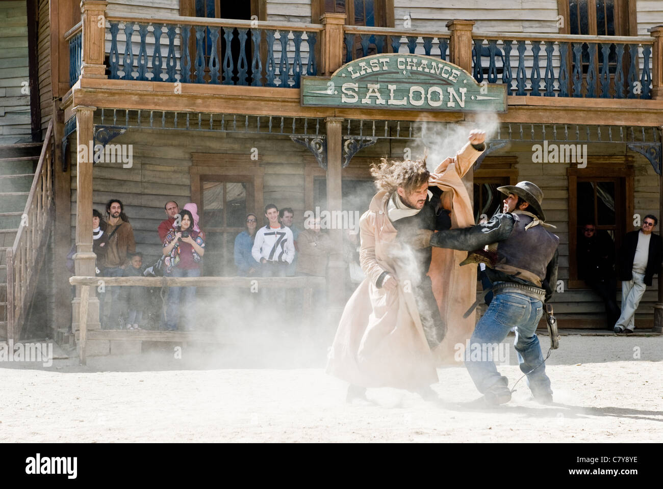 Une scène lutte dans les ensembles construits dans le désert de Tabernas espagnol où Sergio Leone filmé ses westerns spaghetti. Banque D'Images