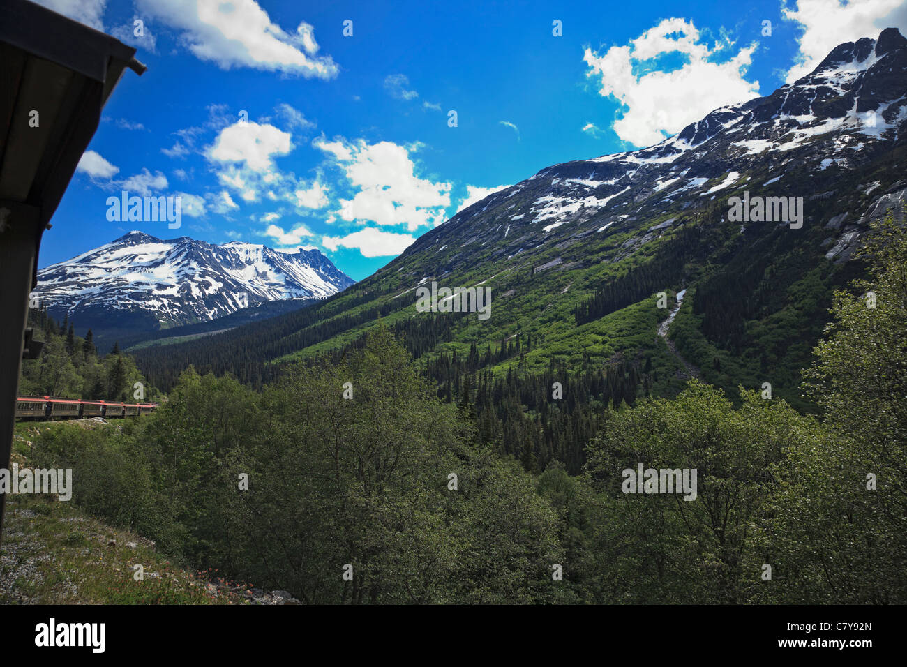 White Pass & Yukon RR sort de Skagway, Alaska le long du sentier de '98. Banque D'Images