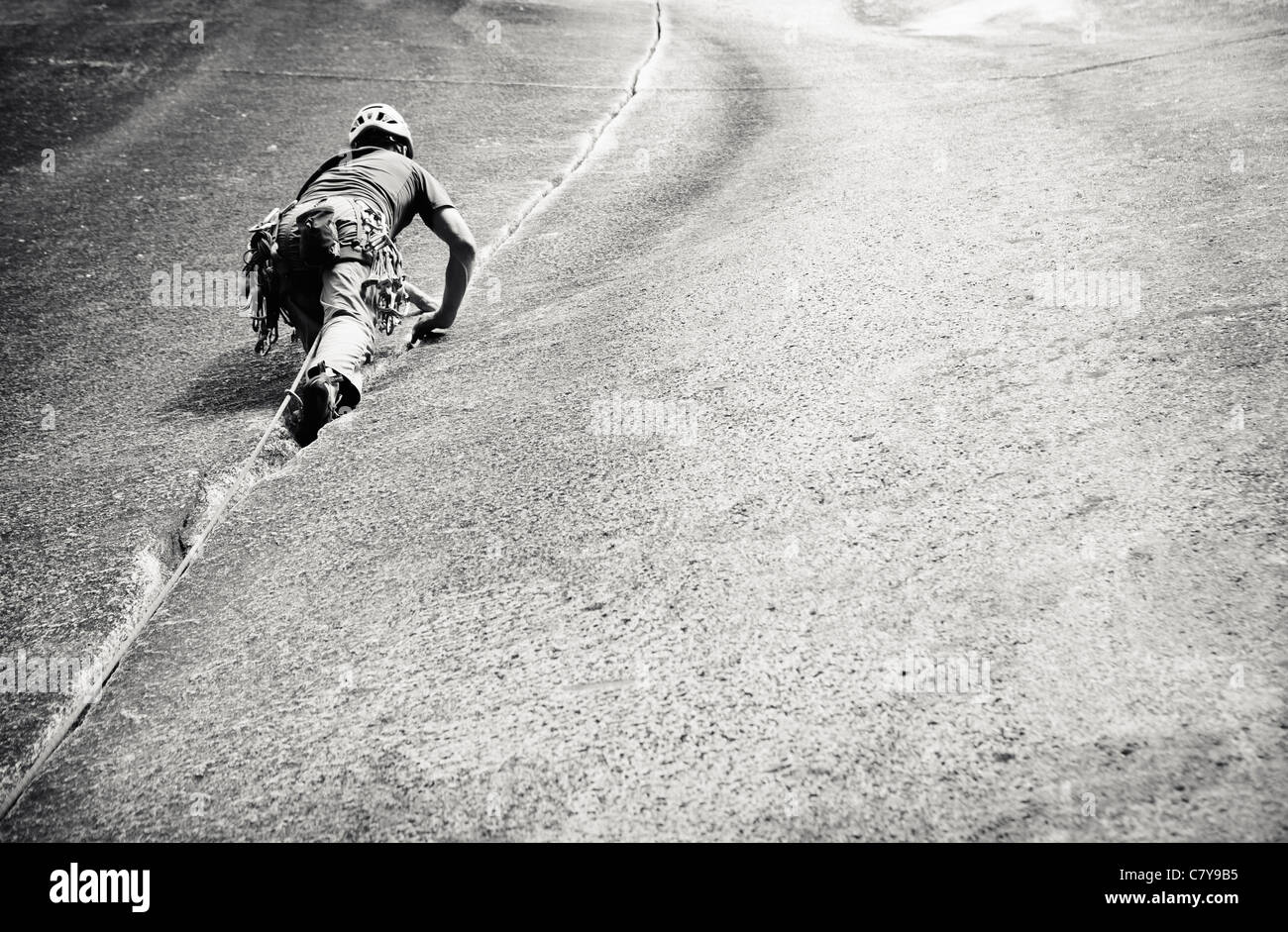 Un homme escalade Klahanie crack (5,7) à Squamish en Colombie-Britannique, Canada. Banque D'Images