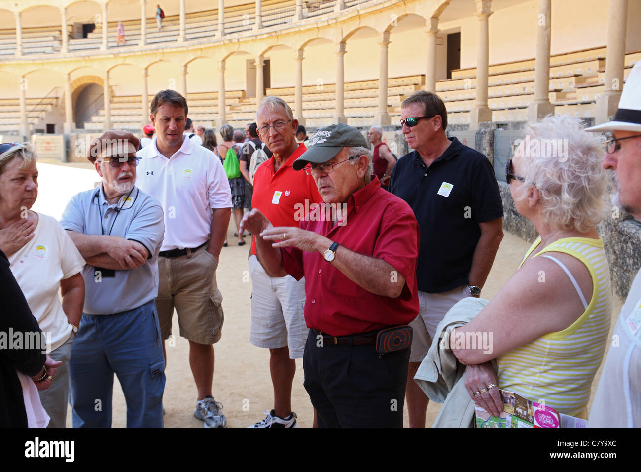 Tour guide 'Paco' explique aux visiteurs sur les arènes de Ronda, Andalousie, Espagne Banque D'Images