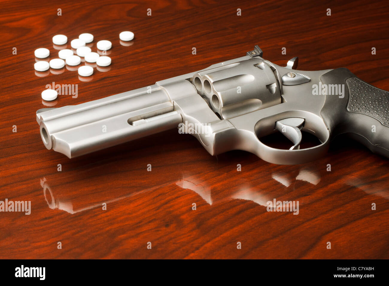 Pistolet .357 sur surface en bois en face de comprimés médicaments Banque D'Images