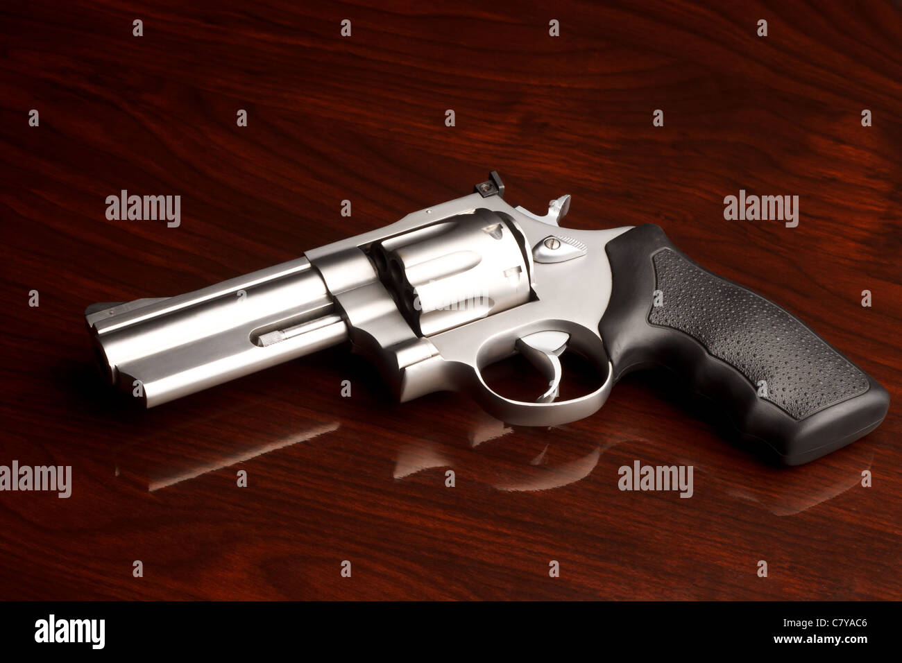 Revolver .357 propre portant sur table en bois réfléchissant Banque D'Images