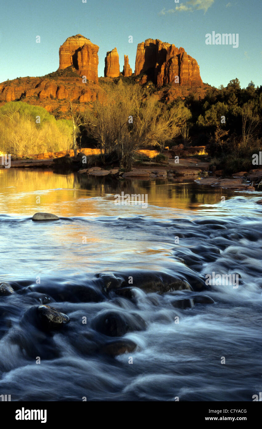 USA, Cathedral Rock sur Oak Creek de Sedona Arizona au coucher du soleil Banque D'Images