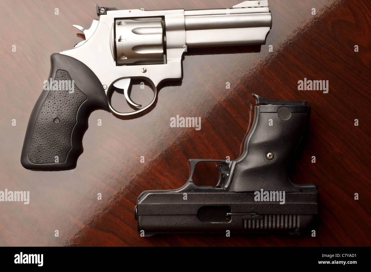 Revolver sur la surface avec 9 mm pistolet Banque D'Images