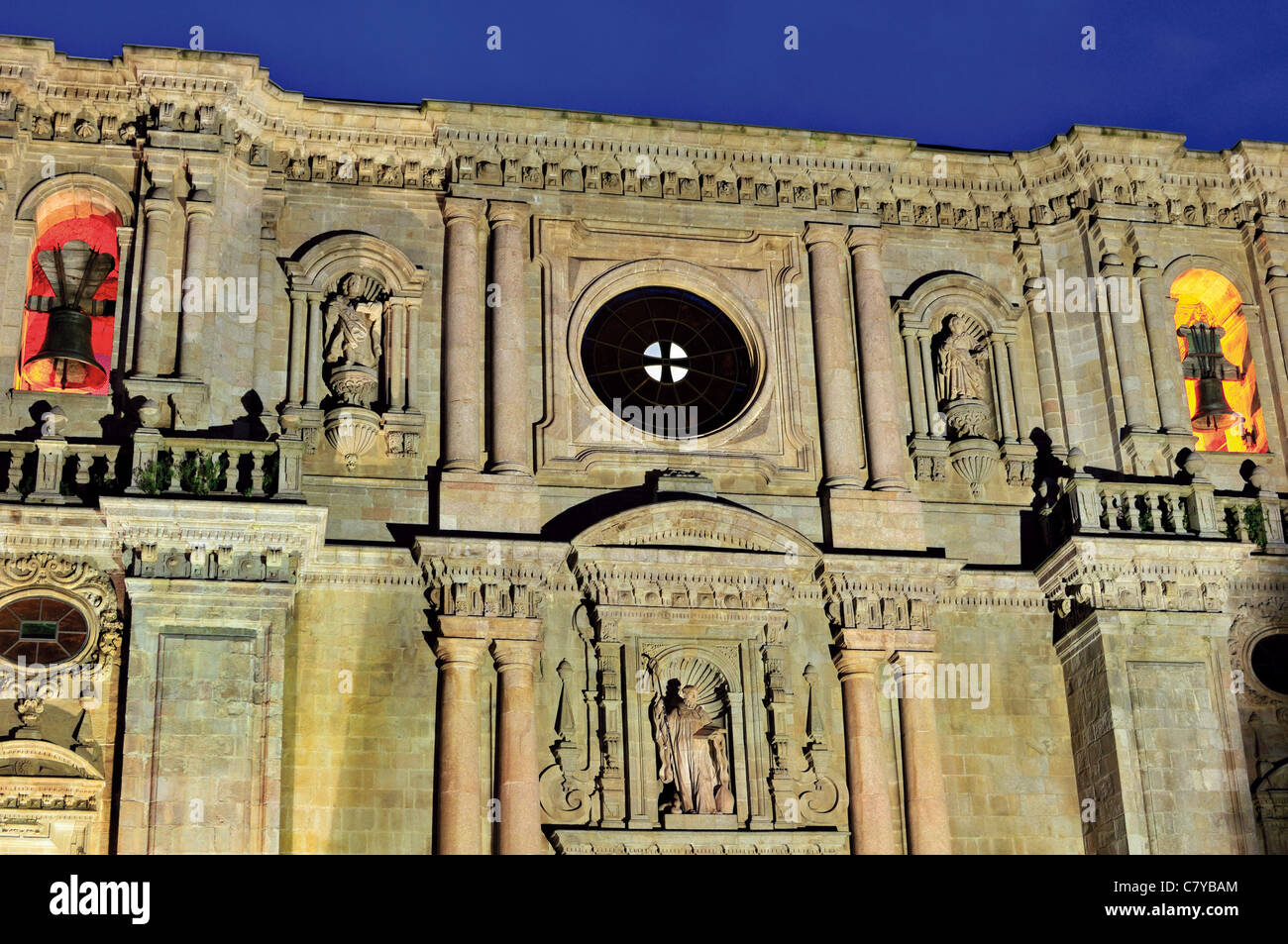 L'Espagne, Saint James Way : façade principale du monastère de Samos par nuit Banque D'Images