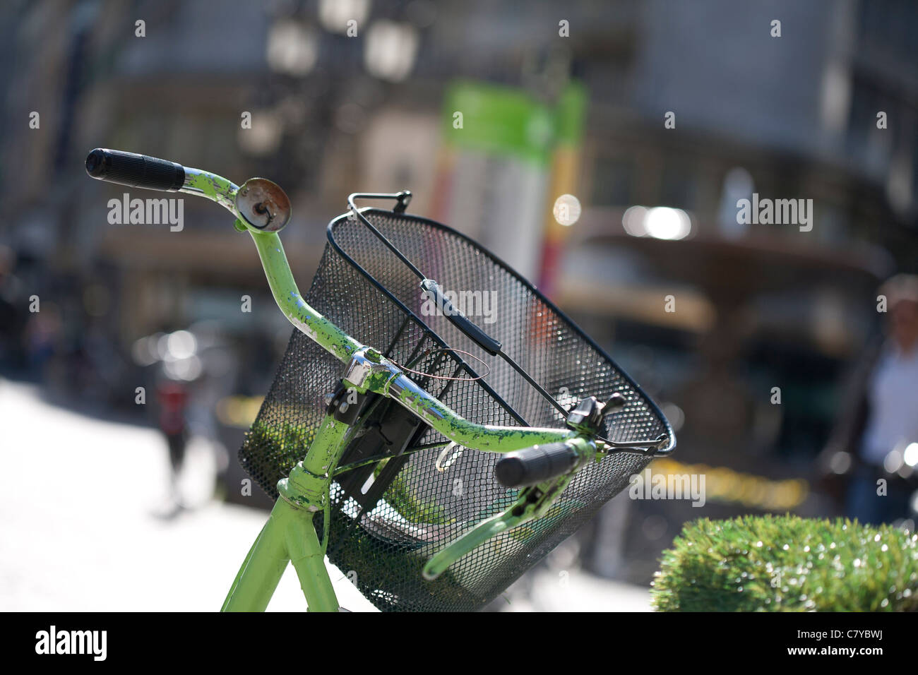 Bicyclette verte avec panier dans le centre de Frankfurt am Main. Banque D'Images