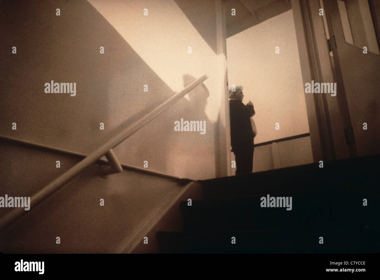 L'homme du haut des escaliers avec l'ombre du mur Banque D'Images