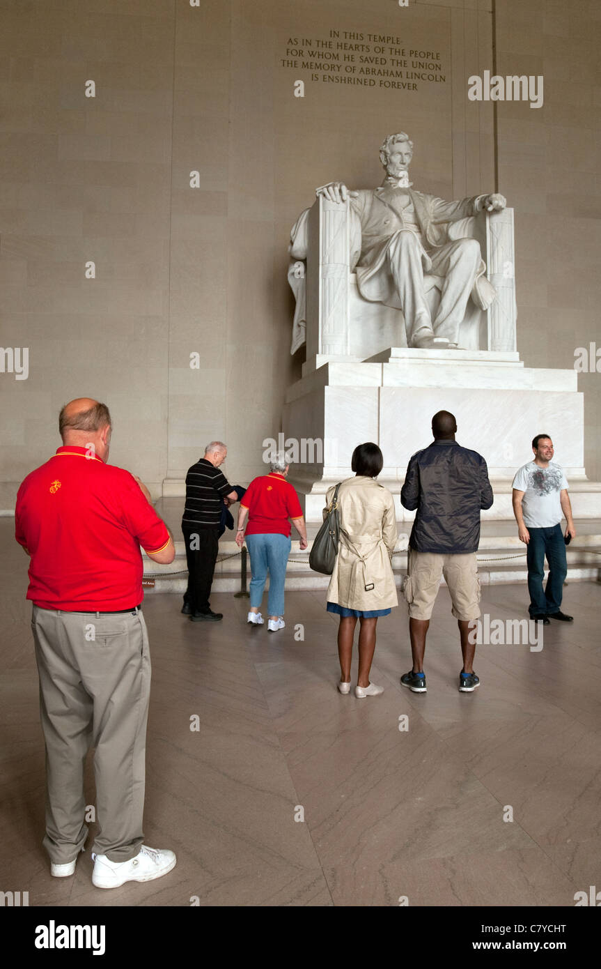 Les touristes au Lincoln Memorial, Washington DC USA Banque D'Images
