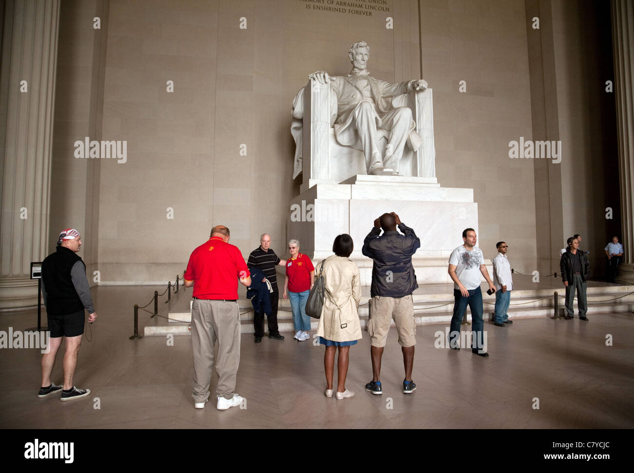 Les touristes dans le Lincoln Memorial, Washington DC USA Banque D'Images