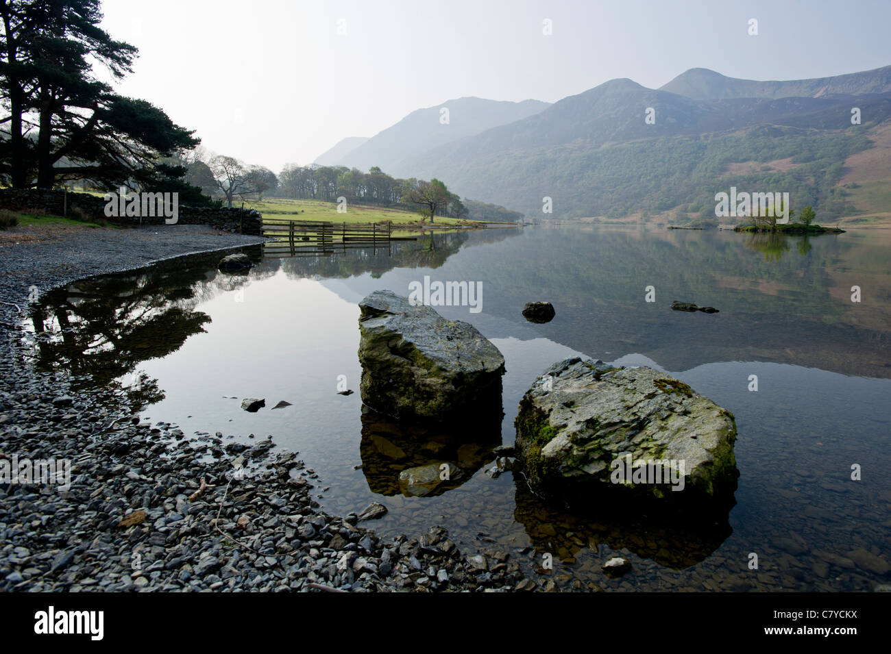 Crummock Water Mist over Lake District Angleterre Banque D'Images
