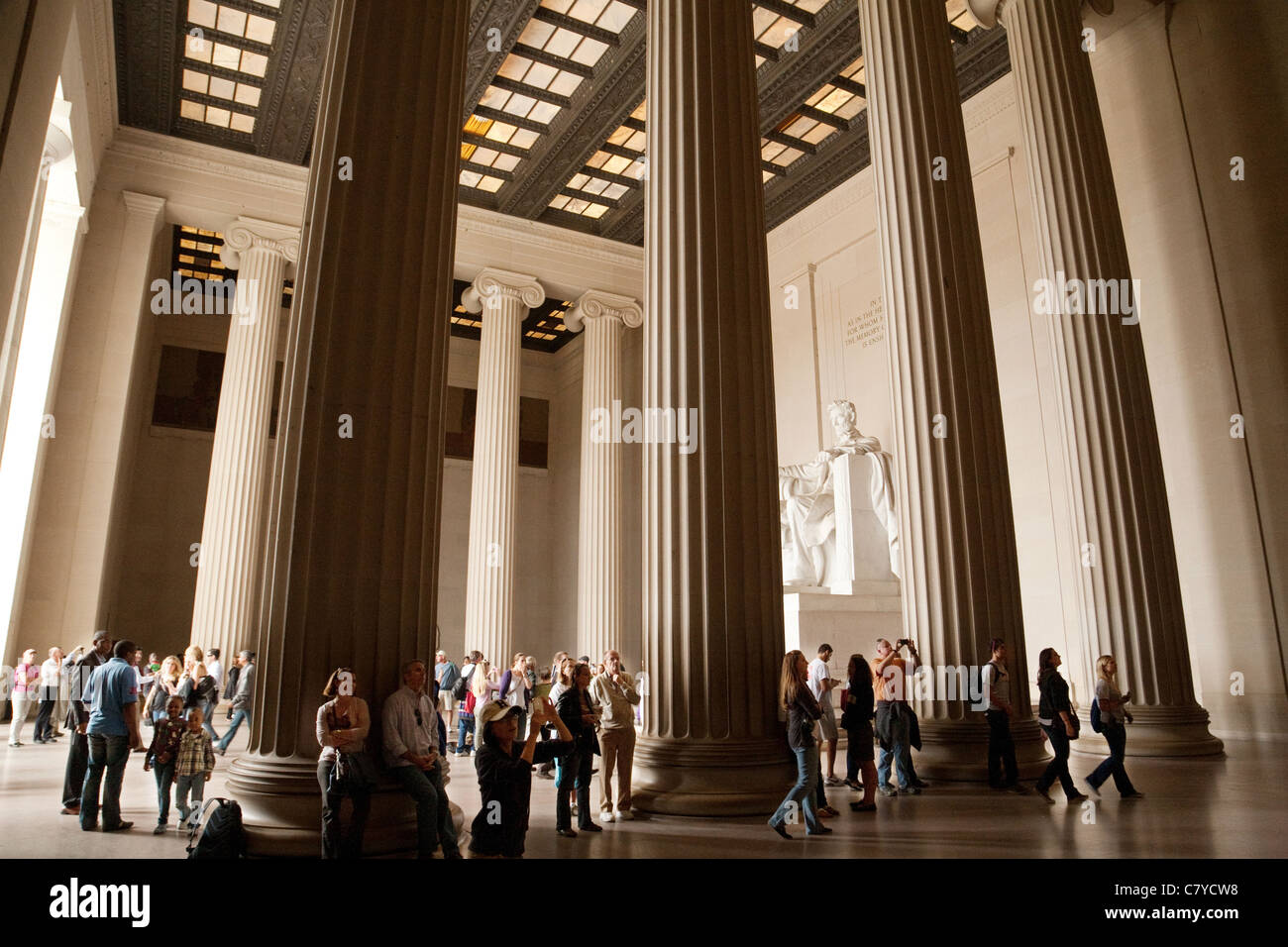 Les touristes à la recherche du Lincoln Memorial, Washington DC USA Banque D'Images