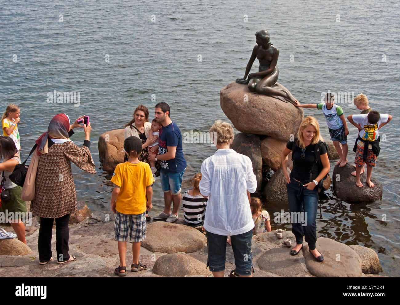 Les touristes entourent la statue de la petite sirène dans le port de Copenhague Banque D'Images