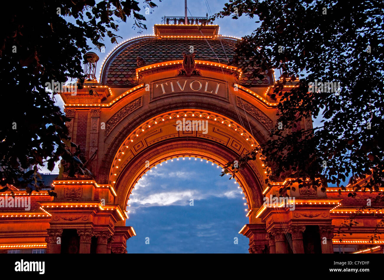 Entrée éclairée la nuit à Tivoli Gardens amusement park à Copenhague Banque D'Images