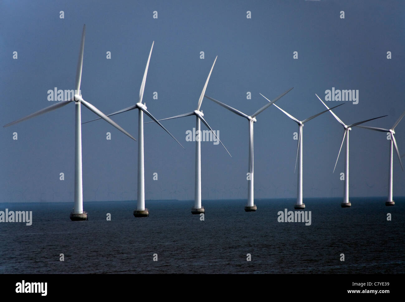 Éoliennes sur les côtes de la mer du Nord du Danemark, près de Copenhague. Banque D'Images