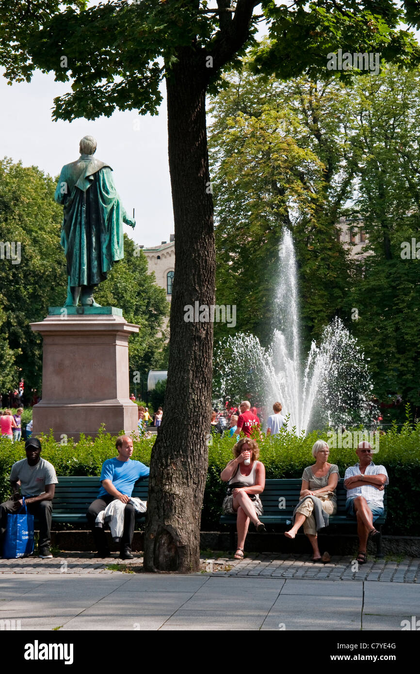 Des bancs de parc le long de la rue Karl Johans Gate à Oslo Banque D'Images