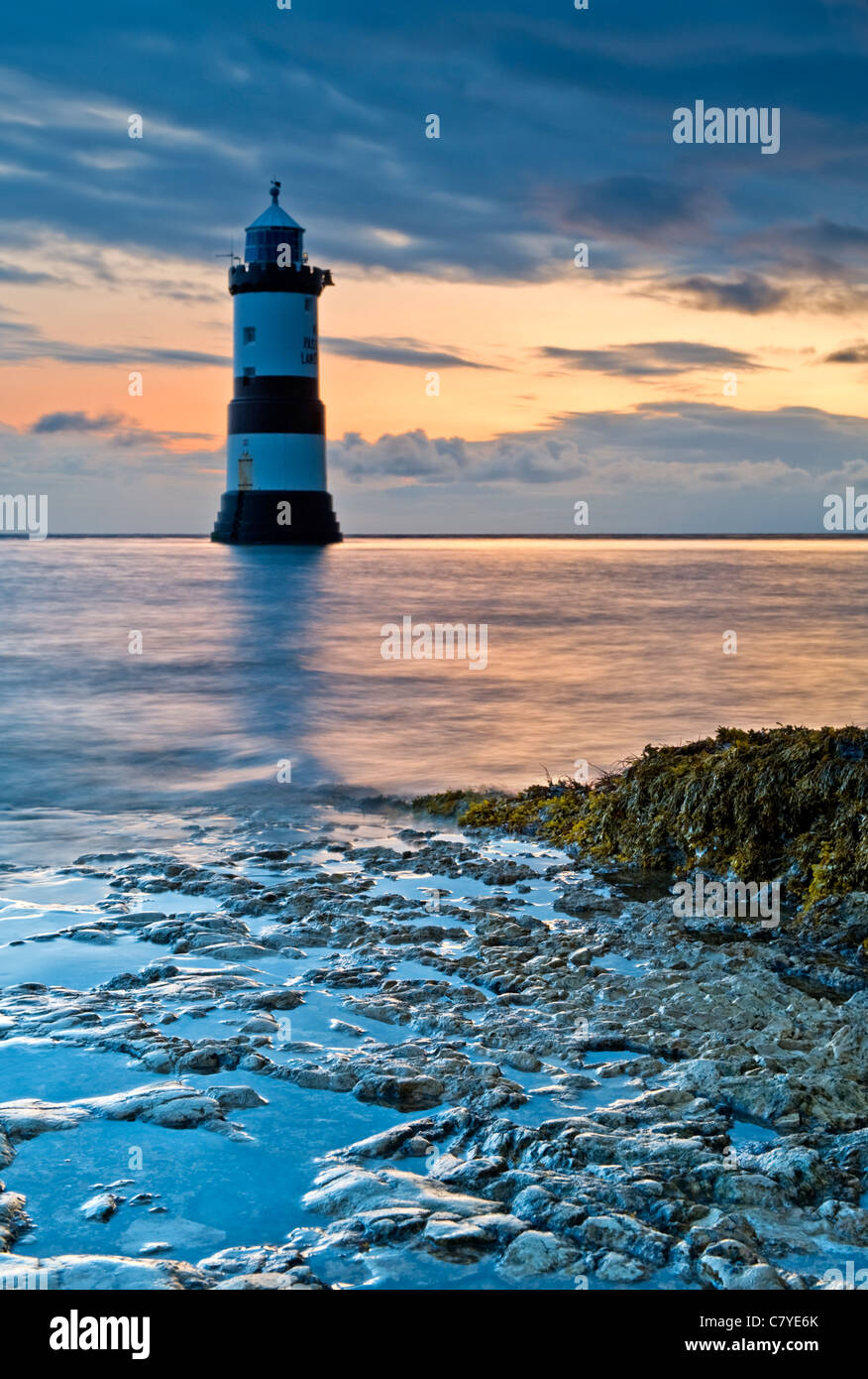 L'aube à Penmon Point phare, Penmon, Isle of Anglesey, au nord du Pays de Galles, Royaume-Uni Banque D'Images