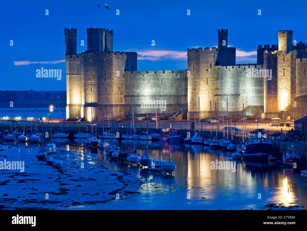 Château de Caernarfon Caernarfon, nuit, Gwynedd, au nord du Pays de Galles, Royaume-Uni Banque D'Images