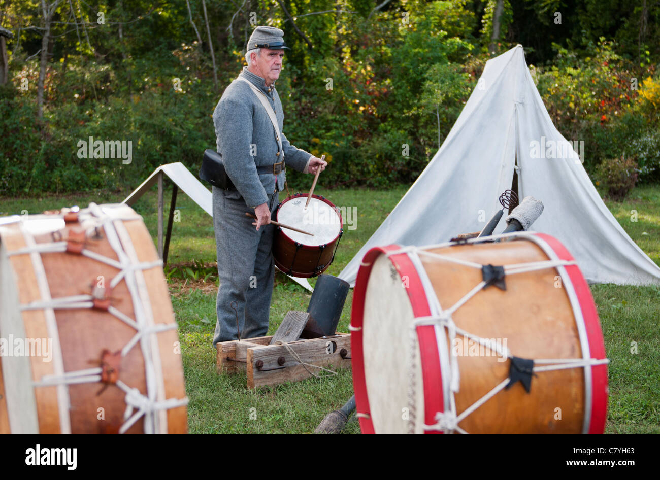 La guerre civile soldat confédéré, reconstitution de la lecture d'un tambour à la Virginia State Fair à Richmond en Virginie. Banque D'Images