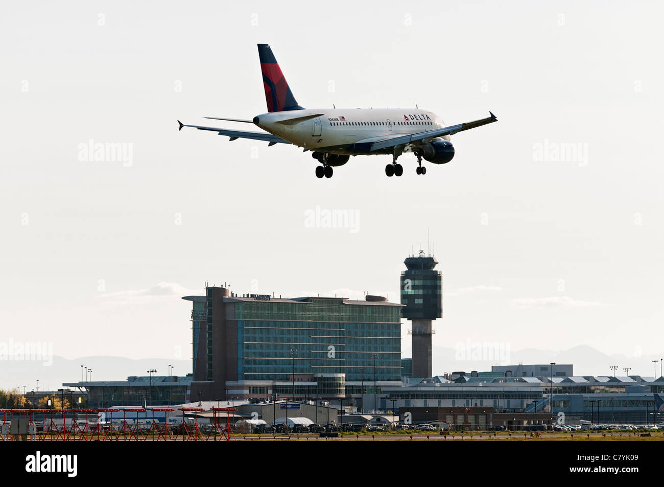 Un Delta Air Lines Airbus A319 Jetliner atterrit à l'Aéroport International de Vancouver, Canada. Banque D'Images