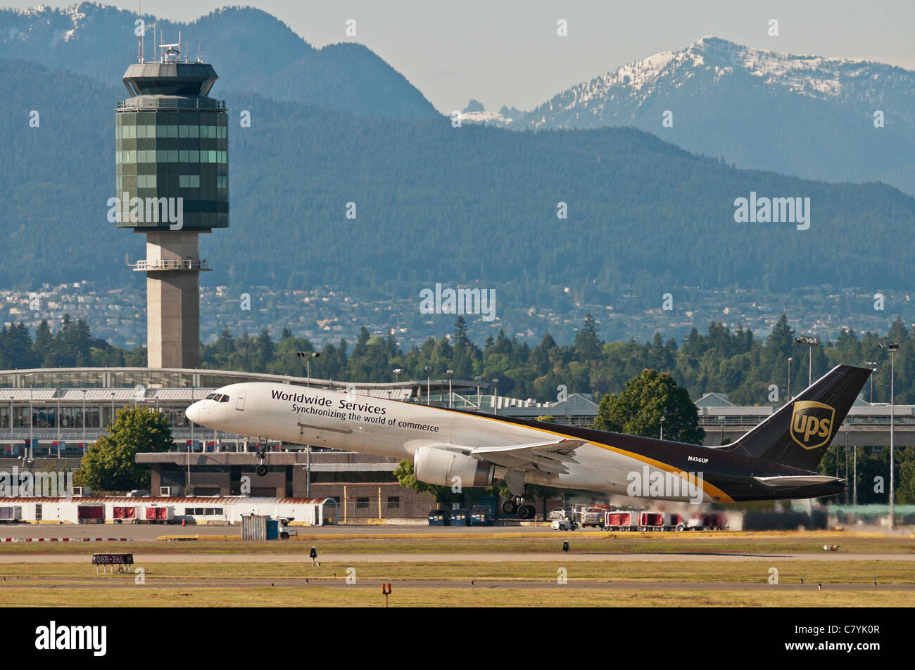 Un UPS (United Parcel Service) 757 (Boeing 757-24CSA) forfait avion cargo décolle de l'Aéroport International de Vancouver. Banque D'Images