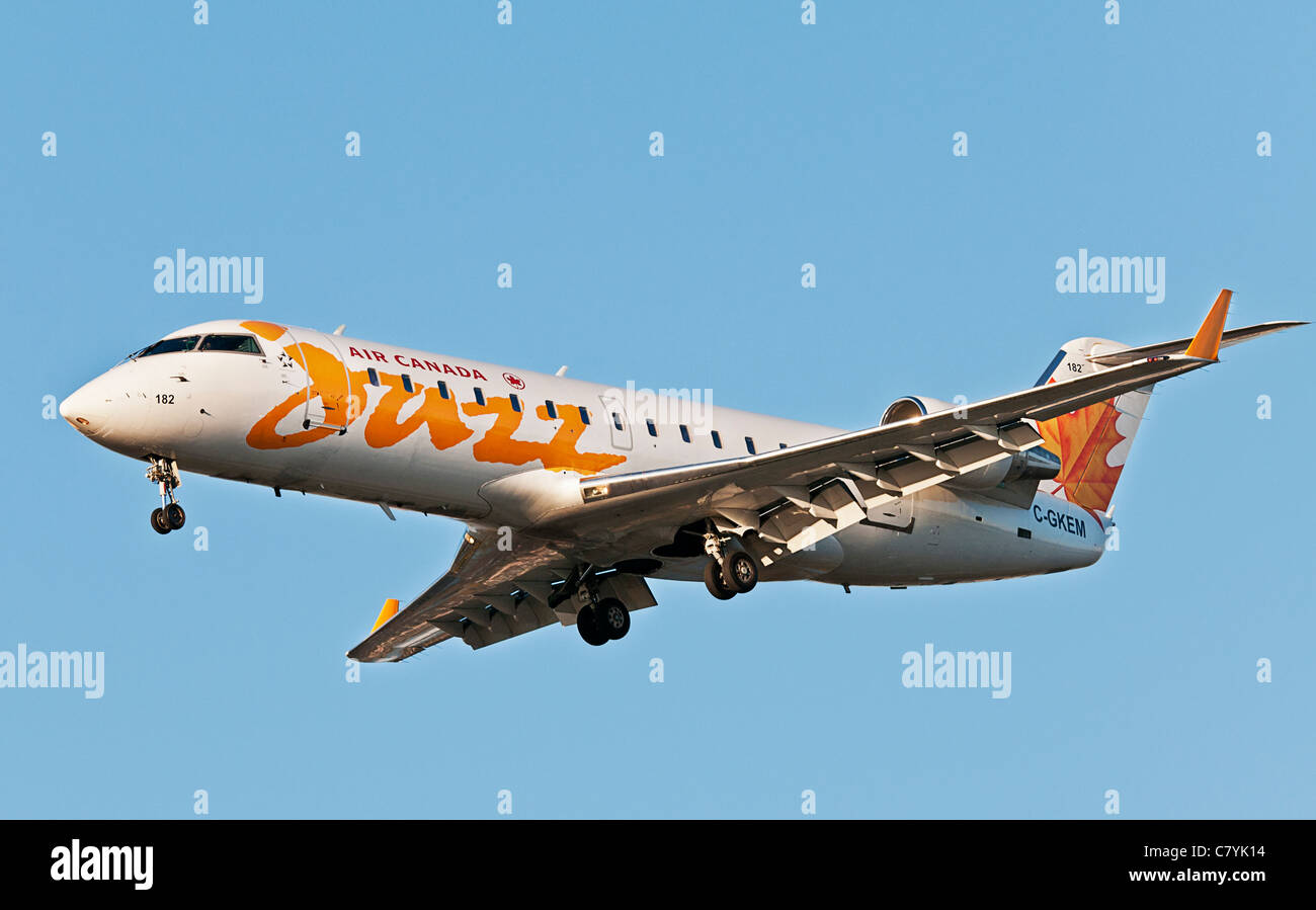 Air Canada Jazz un Canadair CRJ-200ER regional jet en approche finale pour l'atterrissage. Banque D'Images
