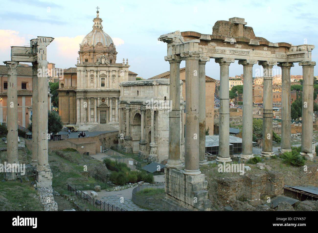 Forum romain Forum Romanum Temple de Vespasien Saturne Arc de Septime Sévère Rome Italie Banque D'Images