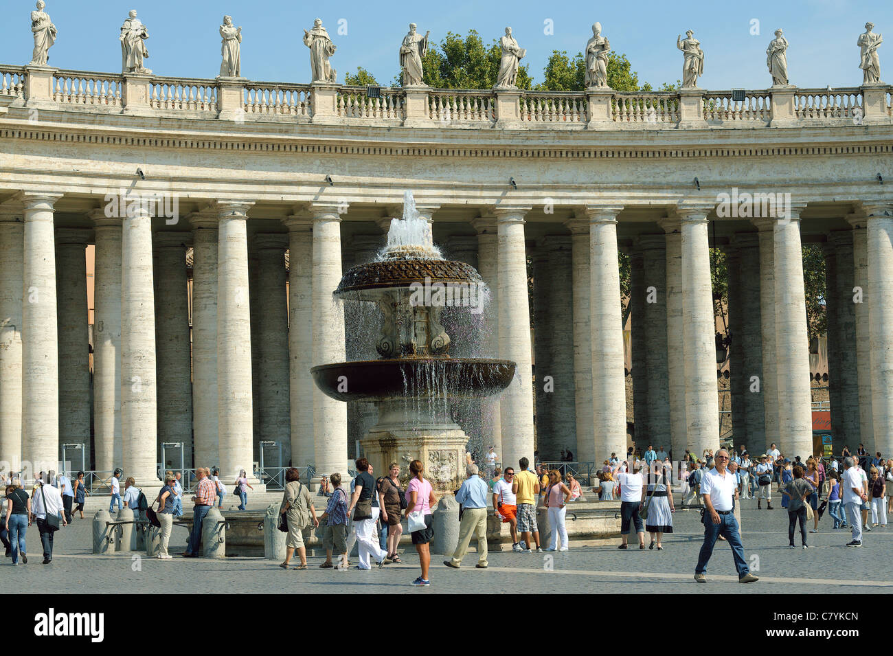 Colonnade du Bernin s et la fontaine de la Piazza San Pietro Rome Banque D'Images