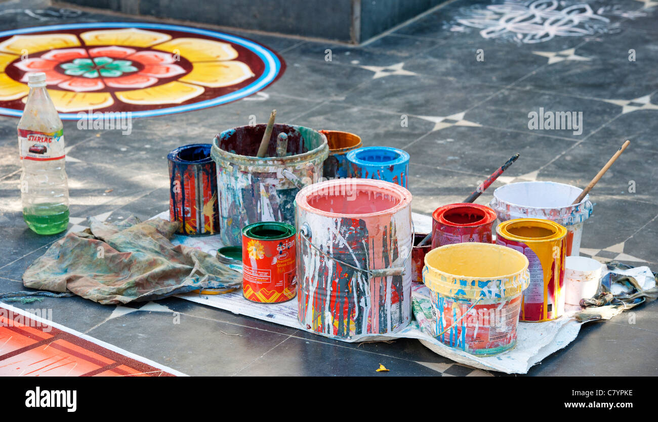 Pots de peinture utilisée pour peindre une fleur de lotus dans la conception sur la rue à l'entrée d'un temple hindou. L'Andhra Pradesh, Inde Banque D'Images