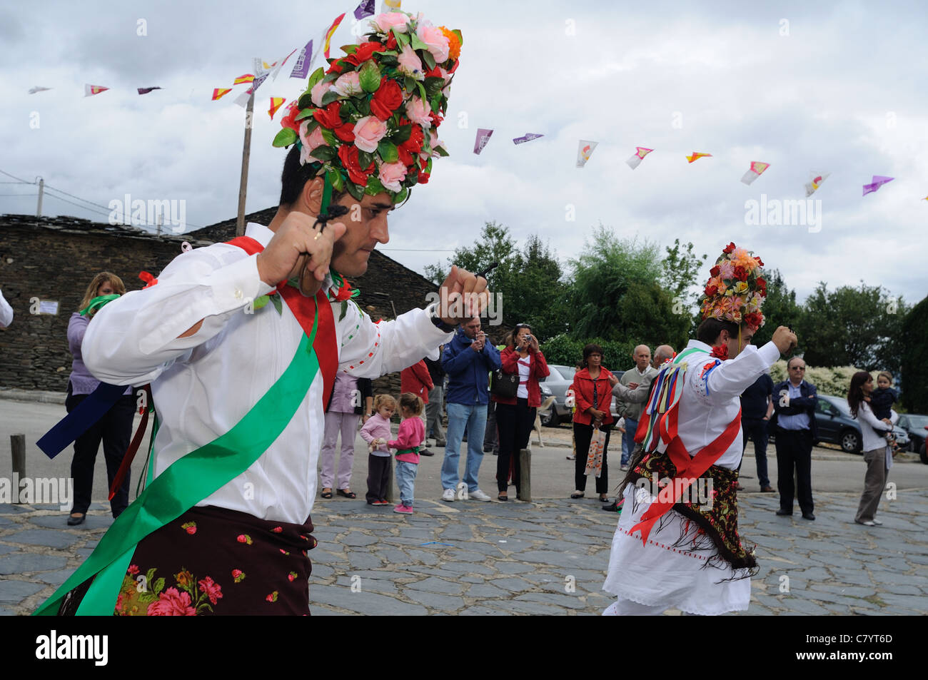 Danseurs ' Fiesta del Santo Niño de MAJAELRAYO '. Province de Guadalajara .ESPAGNE Banque D'Images