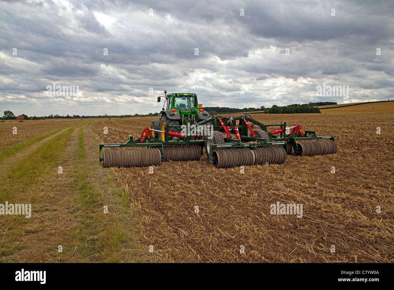 Rouleau Cambridge briser le sol dans un champ dans le Lincolnshire Wolds. Banque D'Images