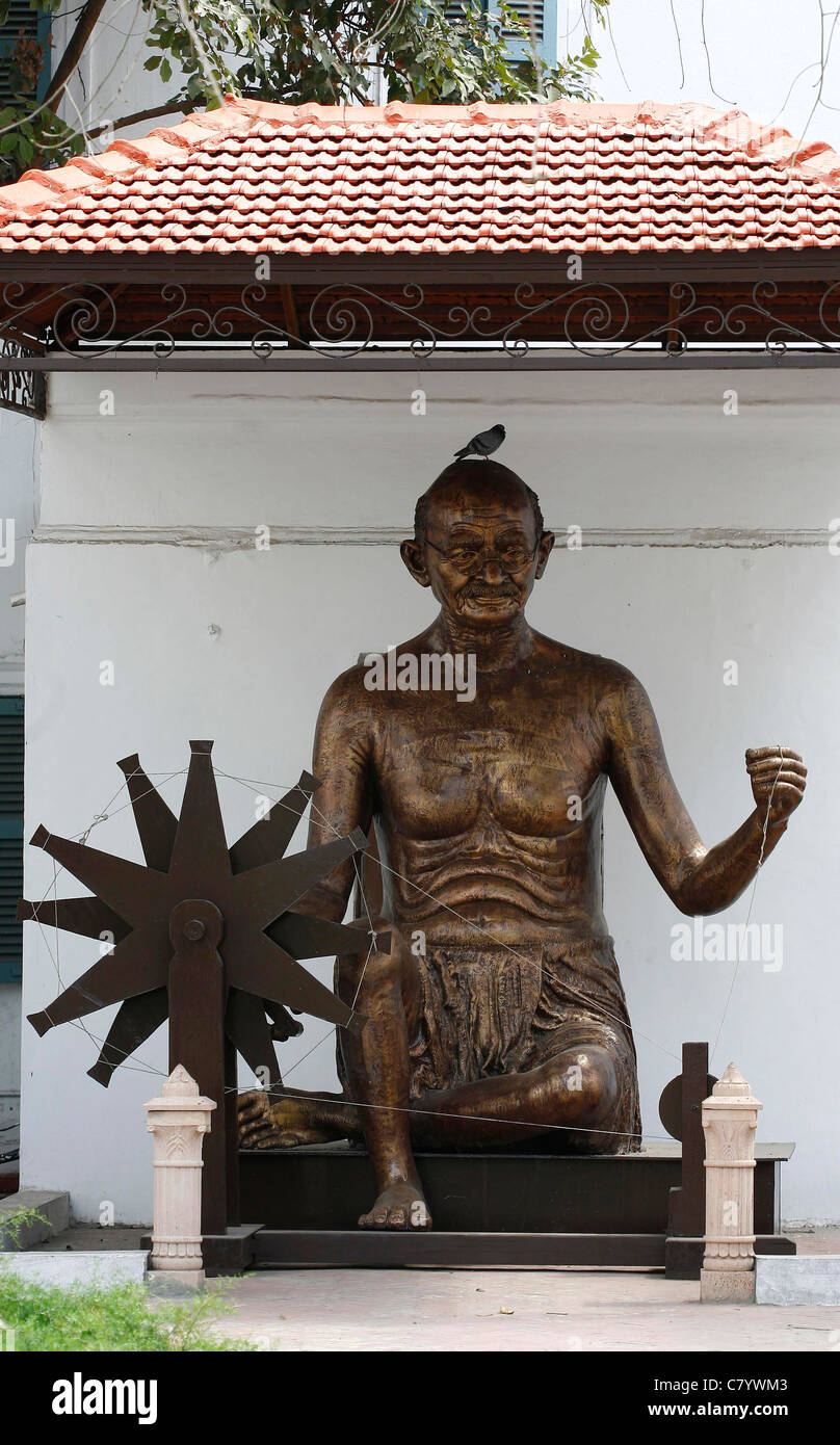 Statue du Mahatma Gandhi La Birla House, New Delhi en Inde. Banque D'Images