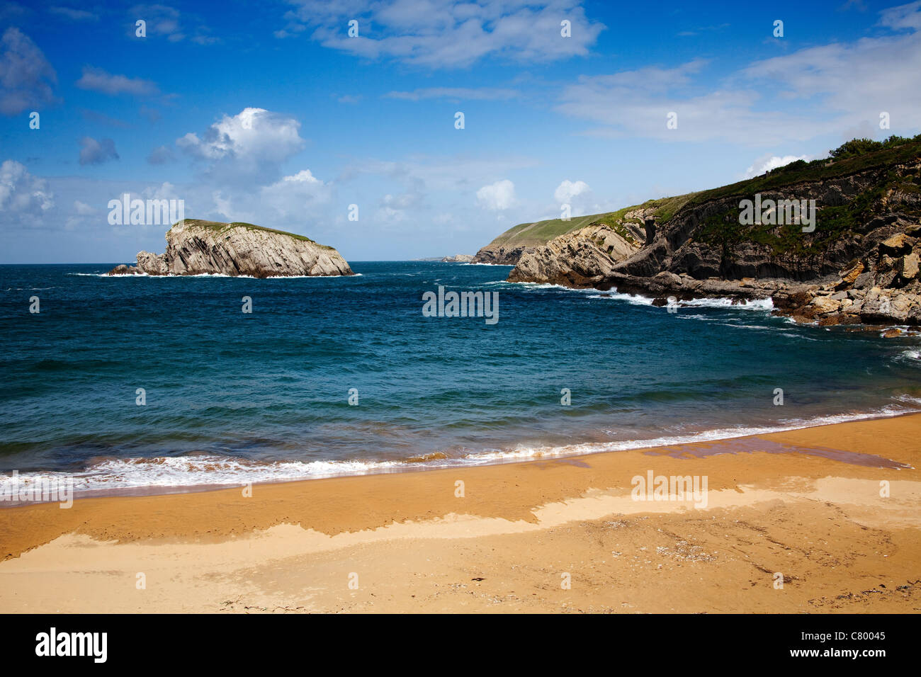Covachos Beach à Santa Cruz de Bezana Cantabrie Espagne Banque D'Images