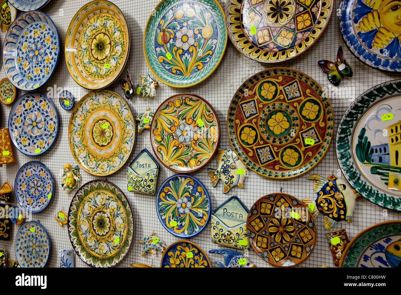 Boutique de souvenirs avec des céramiques décorées à la main, Caltagirone, en Sicile, Sicilia, Italie Banque D'Images
