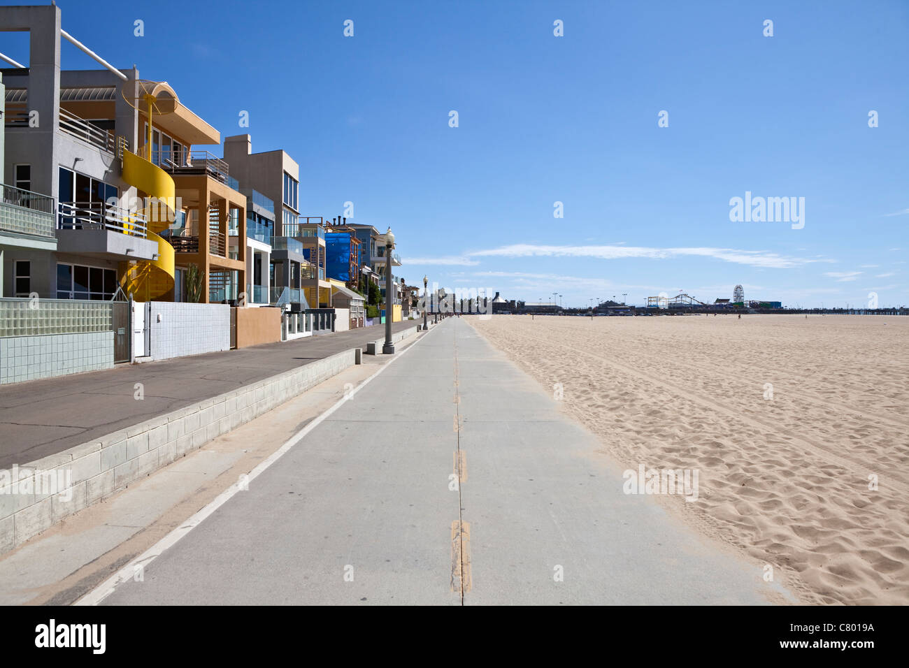 La plage de Santa Monica, piste cyclable et de la jetée. Banque D'Images