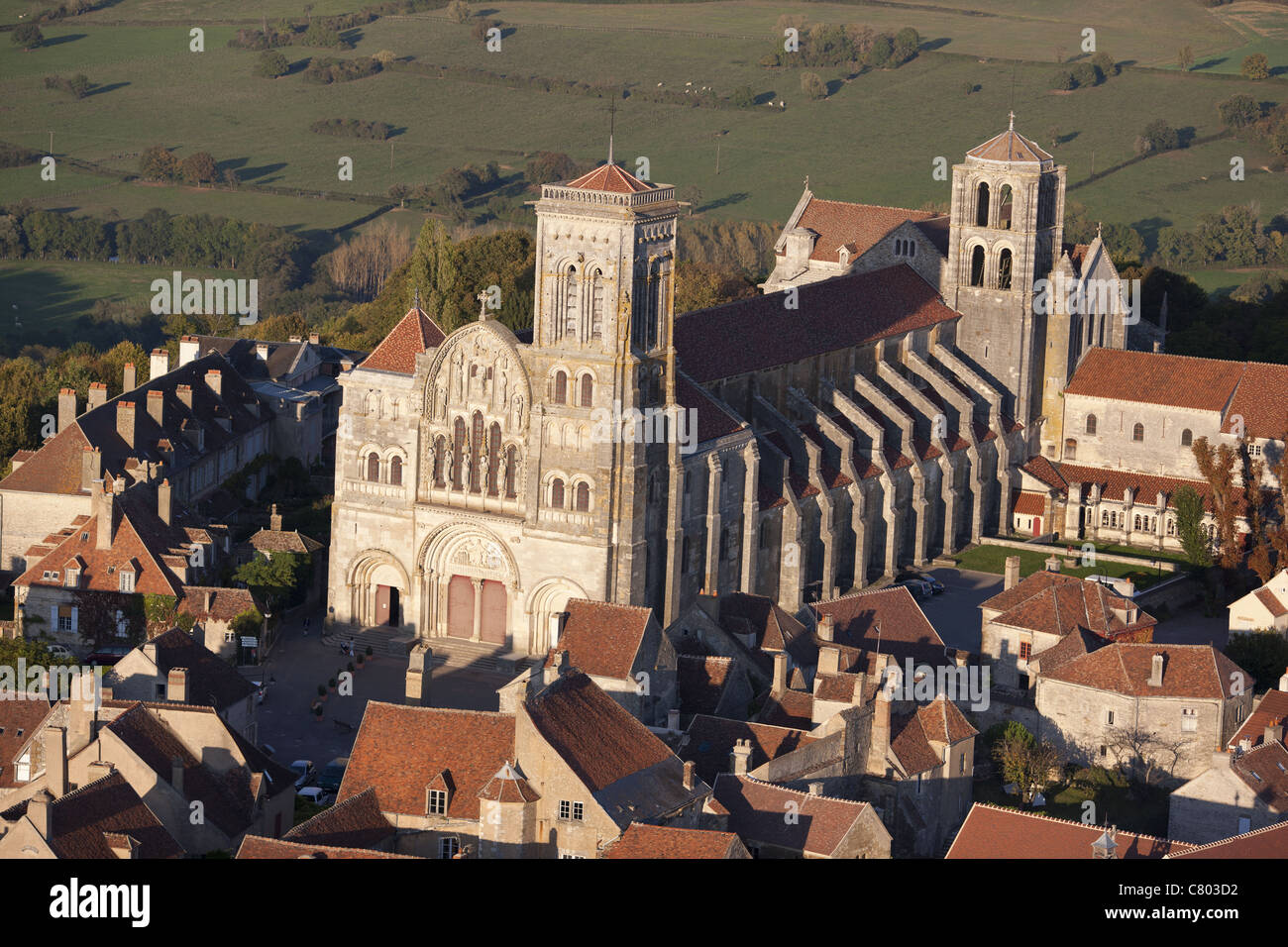 VUE AÉRIENNE.Basilique Sainte-Marie-Madeleine.Un site classé au patrimoine mondial de l'UNESCO.Vezelay, Yonne, Bourgogne-Franche-Comté, France. Banque D'Images