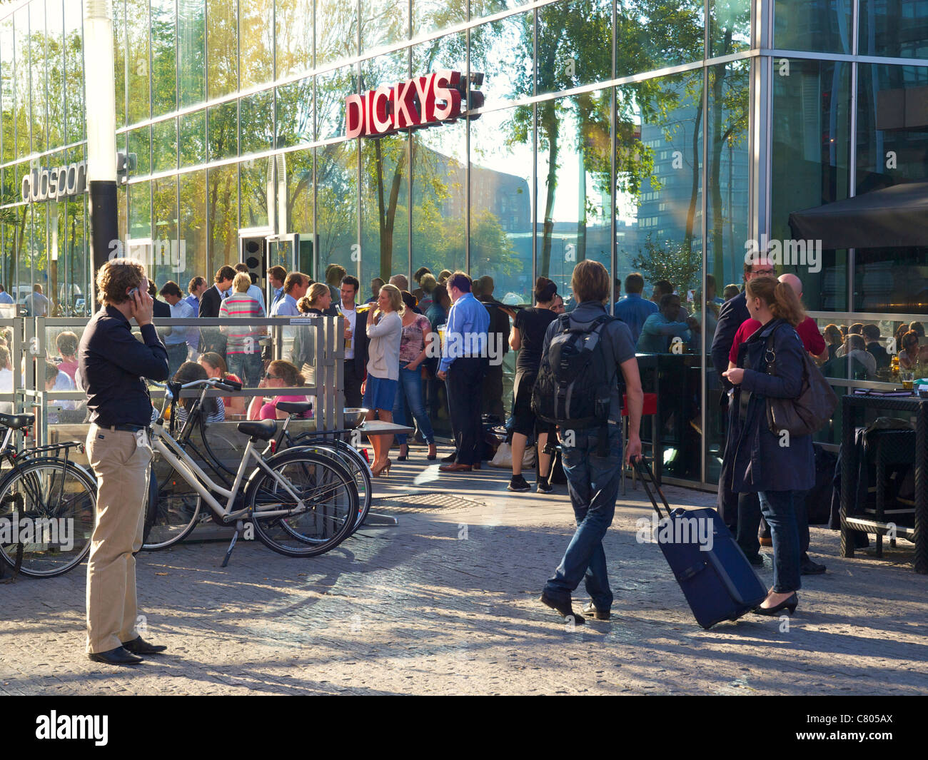 Vendredi après-midi à Dickys sur le Zuidas dans le quartier financier d'Amsterdam, Pays-Bas Banque D'Images