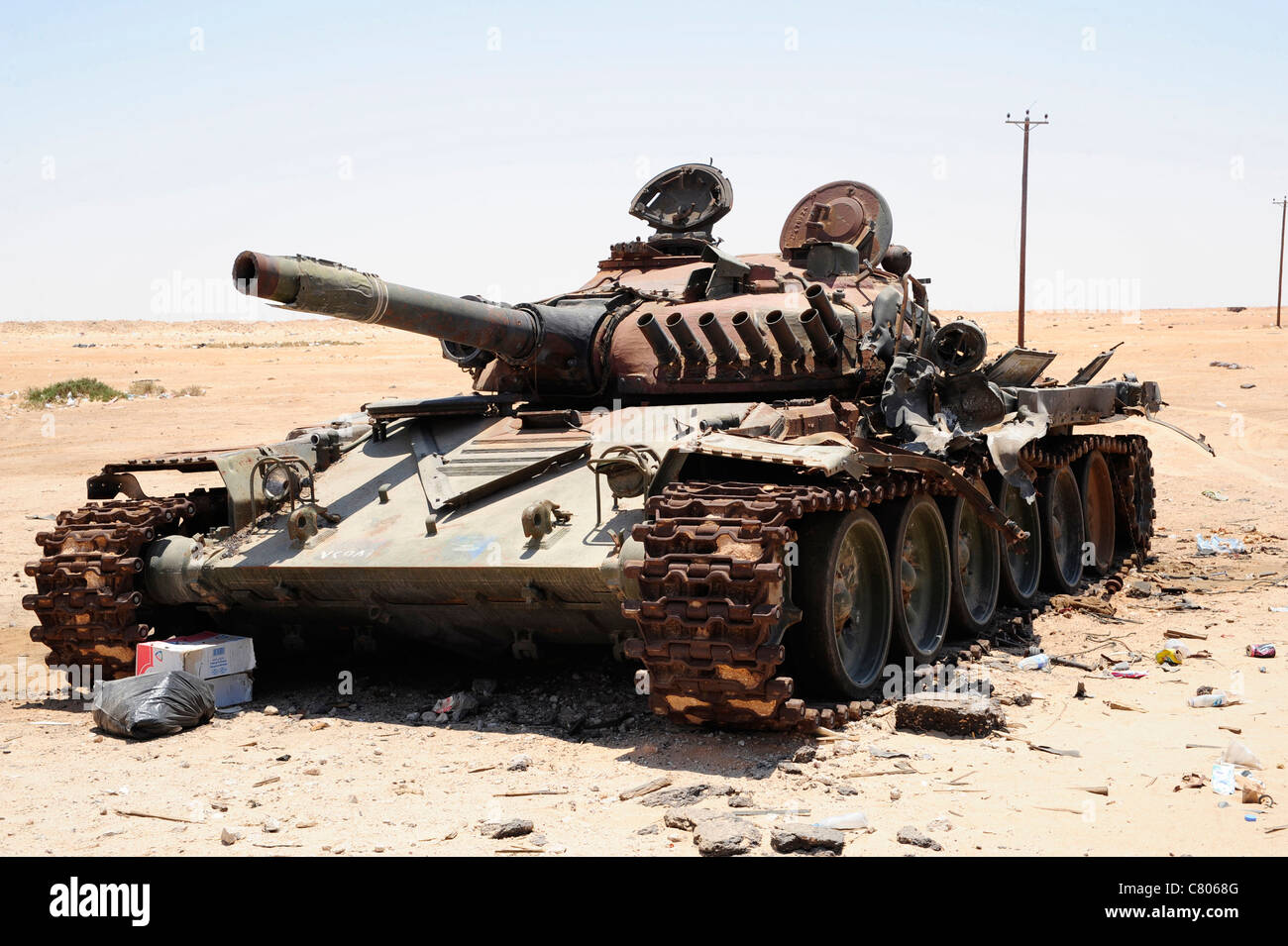 Un T-72 tank détruit par les forces de l'OTAN dans le désert au nord de Ajadabiya, la Libye. Banque D'Images