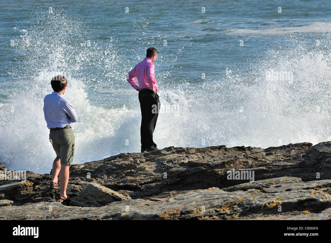 Les touristes à la recherche sur les vagues se briser sur les rochers à la Pointe Saint-Gildas / Saint Gildas Point, Loire-Atlantique, France Banque D'Images