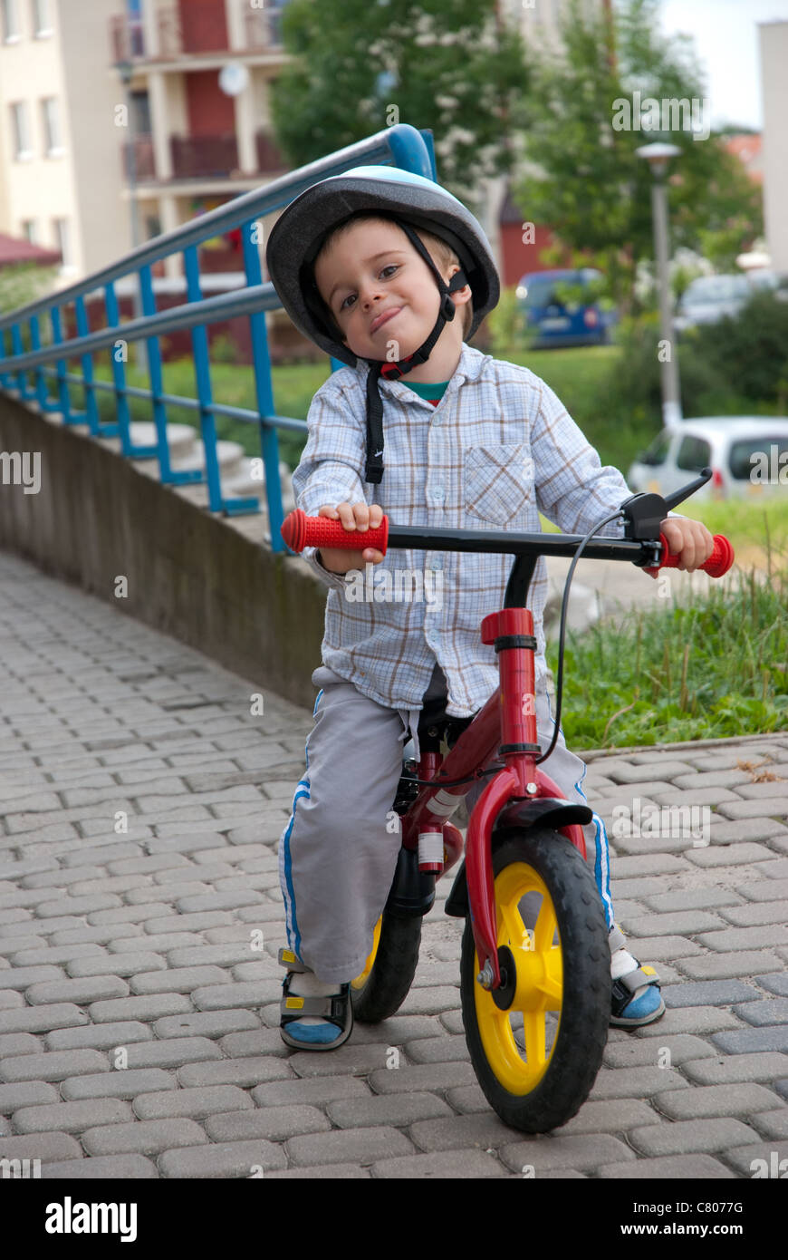 Jeune garçon à vélo Banque D'Images