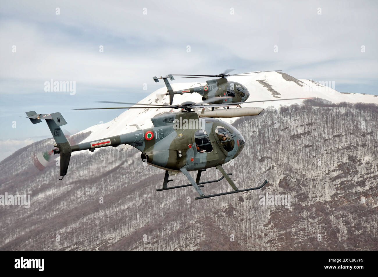 Deux Breda Nardi NH-500 hélicoptères de l'Armée de l'air italienne plus de Frosinone, Italie. Banque D'Images
