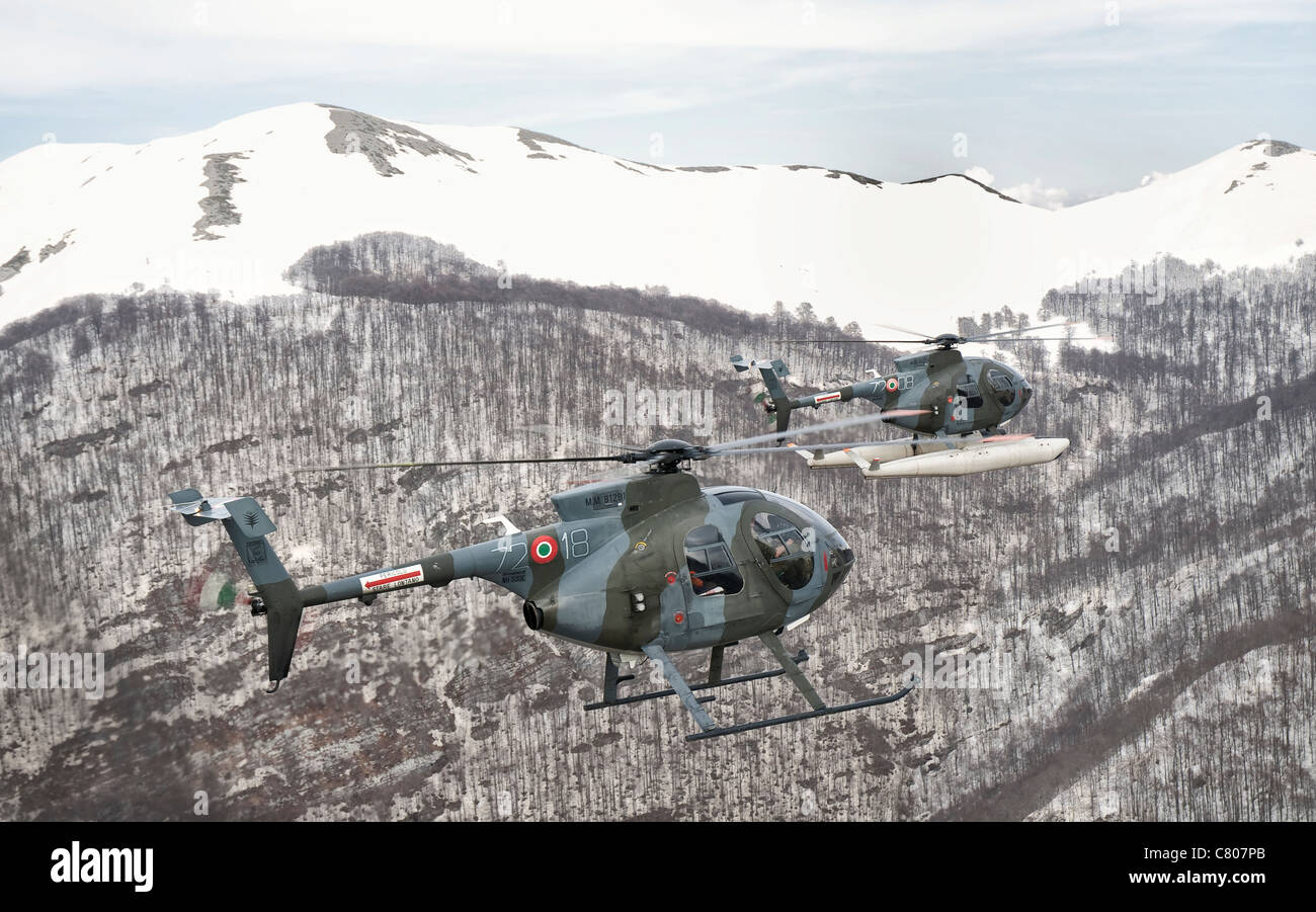 Deux Breda Nardi NH-500 hélicoptères de l'Armée de l'air italienne plus de Frosinone, Italie. Banque D'Images