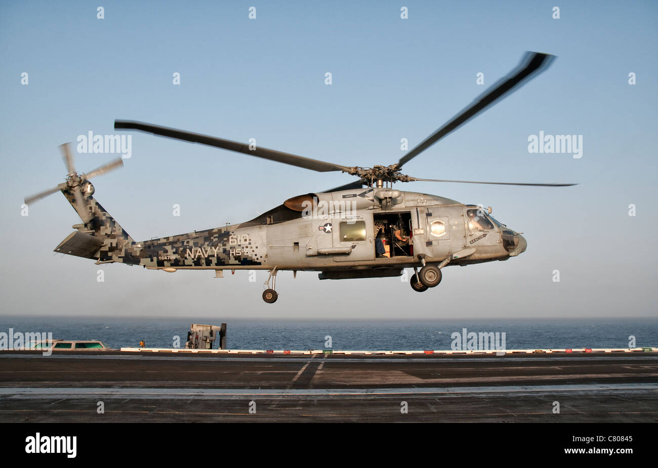 Un Marine SH-60F Seahawk suspendu au-dessus du poste de pilotage de l'USS Eisenhower. Banque D'Images