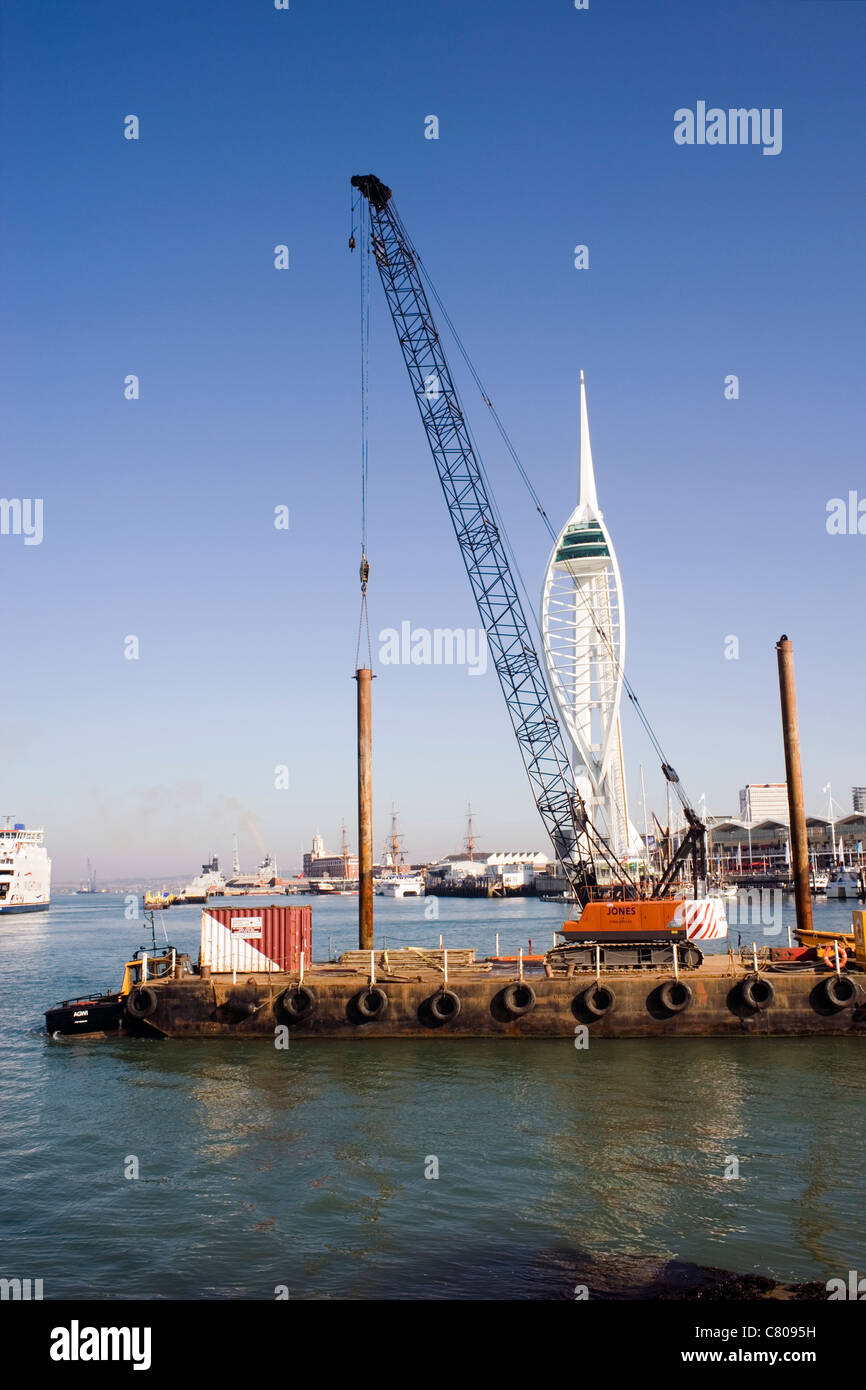 Type de drague navire quittant le port de Portsmouth Banque D'Images