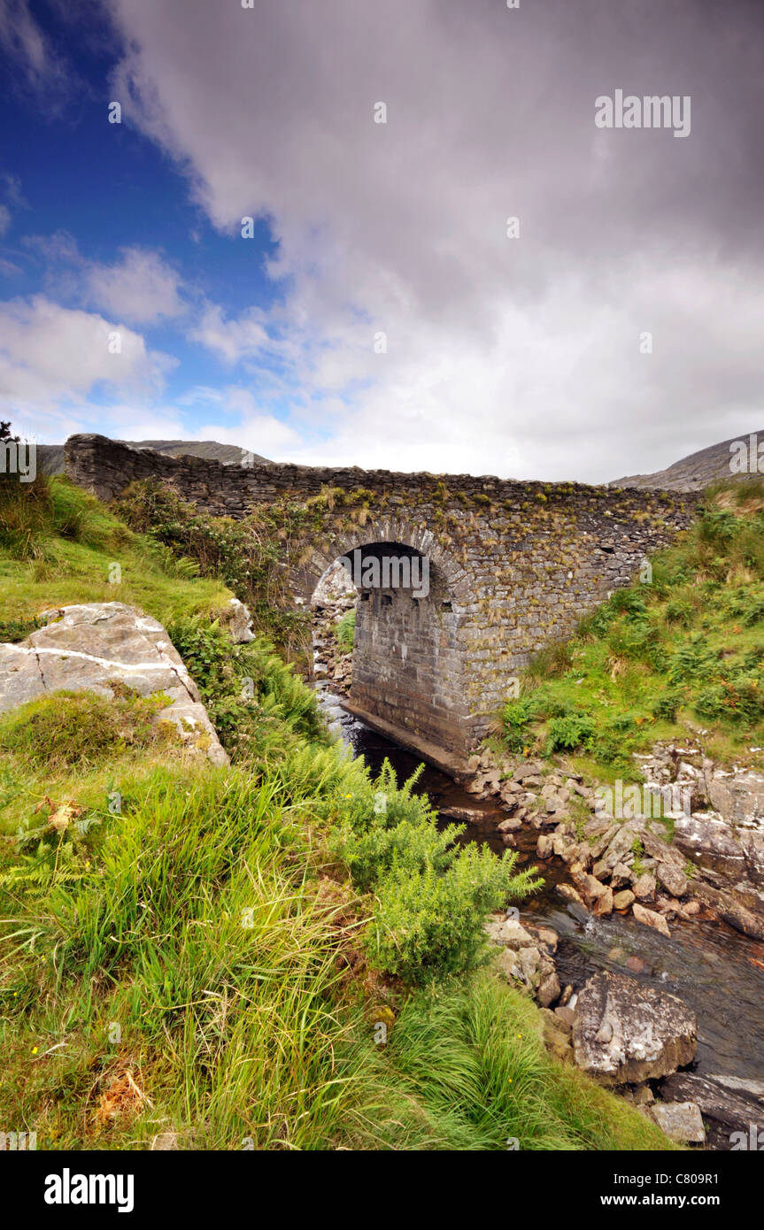 Un pont routier près de la Healy Pass sur la péninsule de Beara dans le comté de Cork, Irlande Banque D'Images