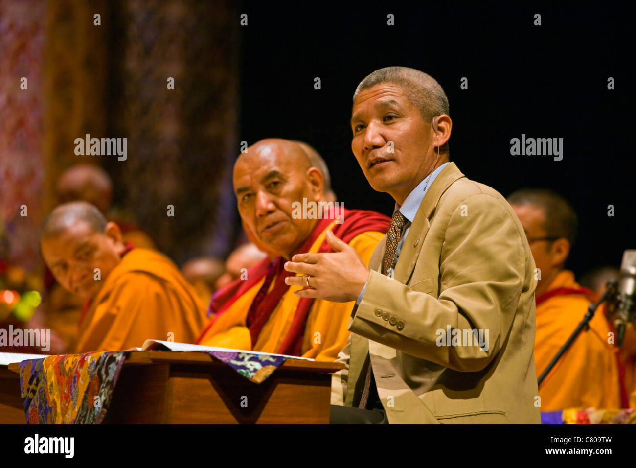 Interprète pour le dalaï-lama à un enseignement bouddhiste tibétain parrainé par le Centre culturel de Mongolie - Bloomington, Indiana Banque D'Images